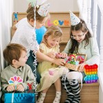 Lot de 160 jouets Fidget, cadeaux de fête pour enfants de 8 à 12 ans, mini jouet sensoriel pour autisme, sac à cadeaux, boîte à trésors, prix scolaires, fournitures de fête d'anniversaire, friandises d'Halloween, cadeaux de Noël pour garçons et filles de Lot de 160 jouets Fidget, cadeaux de fête pour enfants de 8 à 12 ans, mini jouet sensoriel pour autisme, sac à cadeaux, boîte à trésors, prix scolaires, fournitures de fête d'anniversaire, friandises d'Halloween, cadeaux de Noël pour garçons et filles de